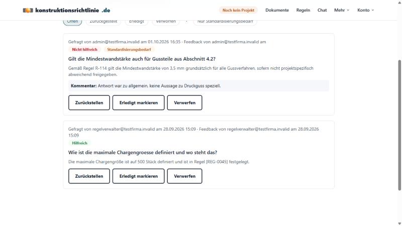 Chat-Feedback-Dashboard mit Filterleiste (Offen, Zurückgestellt, Erledigt, Verworfen, Nur Standardisierungsbedarf) und zwei bewerteten Chat-Antworten